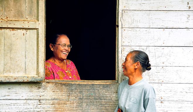 Wanita lansia tertawa bahagia/Foto: Docbudie/flickr.com