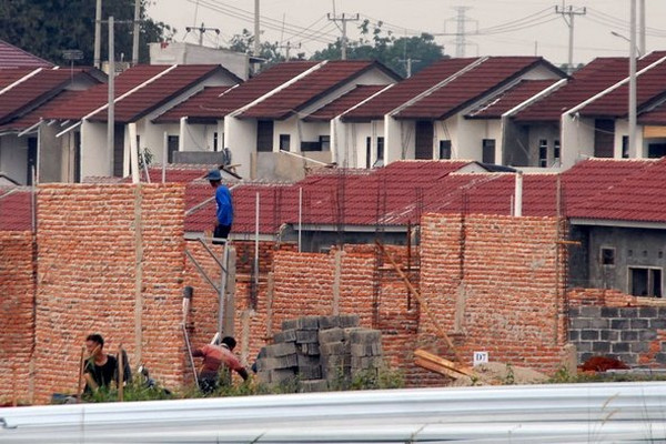 Pembangunan rumah subsidi di kawasan Bojong Gede, Kabupaten Bogor, Jabar, Jumat (5/10). (Foto: Antara Foto/Yulius Satria Wijaya)