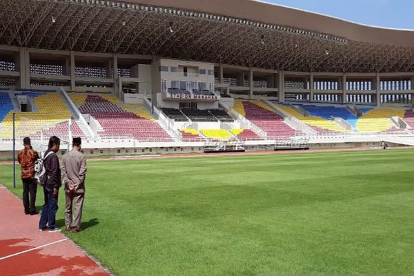 Komisi IV DPRD Surakarta kala meninjau Stadion Manahan usai direnovasi di Kota Surakarta, Jateng, Senin (16/12). (Foto: Antara/Bambang Dwi Marwoto)