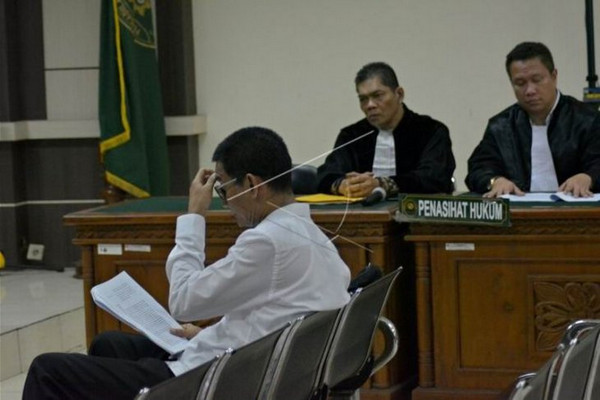 Bupati nonaktif Kudus, Muhammad Tamzil (kiri), menjalani sidang perdana kasus suap pengisian jabatan di Pemkab Kudus yang digelar di Pengadilan Tipikor Semarang, Jateng, Rabu (11/12). (Foto: Antara Foto/R. Rekotomo)