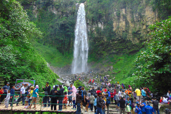 Grojogan Sewu, salah satu objek wisata di kawasan Tawangmangu, Kabupaten Karanganyar, Jateng. (Foto: Kemenpar)
