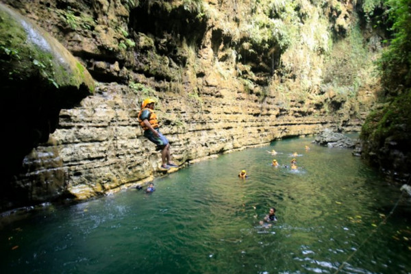 Desa Kertayasa, Kecamatan Cijulang, Kabupaten Pangandaran, berhasil meraih juara pertama Lomba Desa Wisata Nusantara 2019 dari Kementerian Desa, Pembangunan Daerah Tertinggal dan Transmigrasi (Kememdes PDTT) berkat wisata 'body rafting' yang dikelola BUMDes. (Foto&keterangan: Antara). 