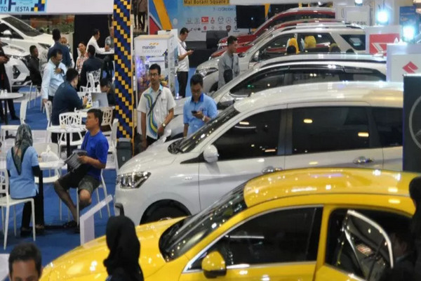 Suasana penjualan mobil di Botani Square, Kota Bogor, Jawa Barat, Kamis (10/10/2019).  (Foto&keterangan: Antara).