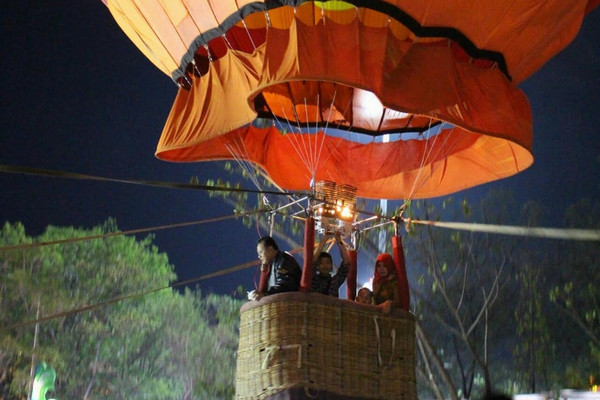 Wali Kota Tegal, Dedy Yon (kiri), kala menaiki balon udara sela pembukaan Festival of Light di Kota Tegal, Jateng, Sabtu (14/12). (Foto: Pemkot Tegal)