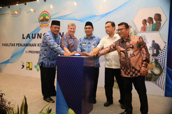Wagub Jateng, Taj Yasin (tengah), secara simbolis meluncurkan fasilitas penjaminan kredit air minum dan sanitasi yang digelar di Kota Semarang, Jateng, Selasa (17/12). (Foto: Pemprov Jateng)