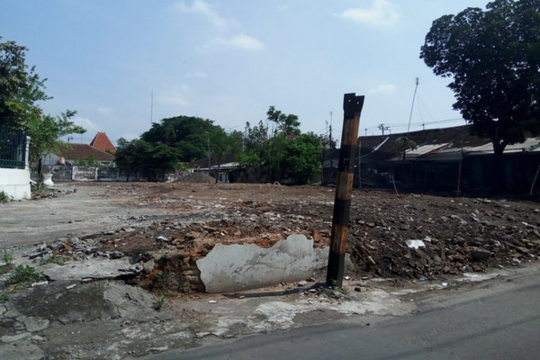 Bangunan eks Kantor Patih Sasranegara kini rata dengan tanah setelah dibongkar Pemkot Surakarta, beberapa waktu lalu. (Foto: timlo/Rosyid)