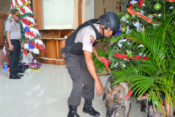 Petugas mengerahkan anjing satwa pelacak untuk sterlisasi jelang perayaan Natal di Gereja Hati Kudus, Kota Tegal, Jateng, 24 Desember 2017. (Foto: Polres Tegal Kota)