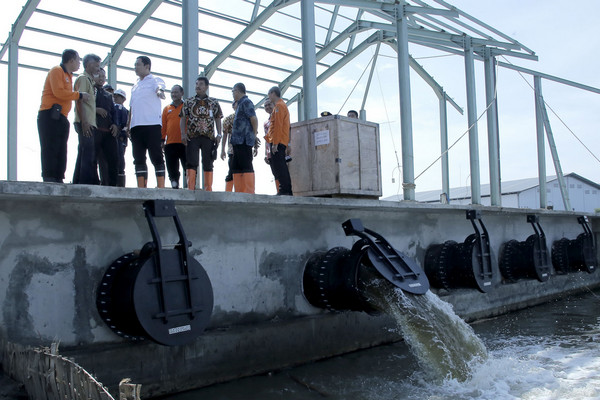 Wali Kota Semarang, Hendrar Prihadi (kemeja putih), meninjau rumah pompa di Kali Sringin, Kota Semarang, Jateng, 6 Desember 2018. (Foto: Pemkot Semarang)