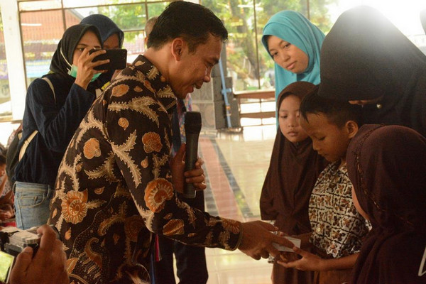  Bupati Batang, Wihaji (kiri), memberikan bantuan alat pendengar kepada siswa SLB sela Peringatan Hari Disabilitas Internasional 2019 di Pendopo Kabupaten Batang, Jateng, Jumat (6/12). (Foto: Pemkab Batang)