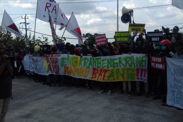Massa aksi Forum Warga Terdampak PT RUM menggelar demonstrasi di depan pabrik PT RUM di Kabupaten Sukoharjo, Jateng, Selasa (10/12). (Foto: Twitter/@SKHMelawanRacun)