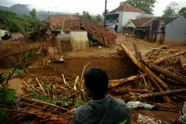 Seorang warga memperhatikan permukiman yang terkena banjir material longsor di Desa Pasirpanjang, Kecamatan Salem, Kabupaten Brebes, Jateng, 23 Februrari 2018. (Foto: Antara Foto/Oky Lukmansyah)