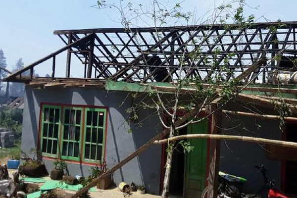 Sebuah rumah warga di Dataran Tinggi Dieng, Kabupaten Banjarnegara, Jateng, rusak akibat angin kencang sejak Minggu (20/10) sore. (Foto: Dok. BPBD Banjarnegara)