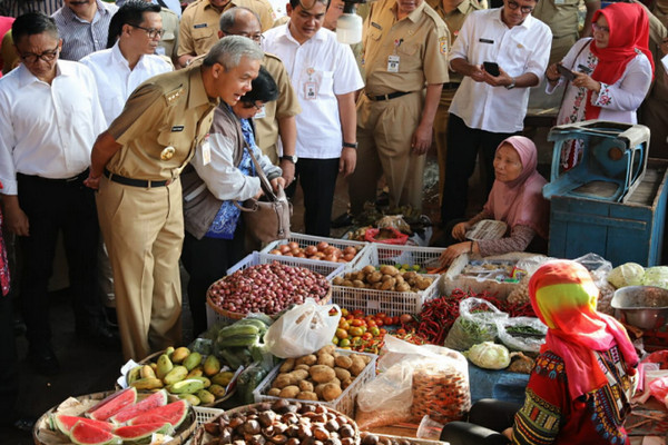 Gubernur Jateng, Ganjar Pranowo (kedua kiri), kala meninjau harga sembako di Pasar Karangayu, Kota Semarang, Jateng, Senin (23/12). (Foto: Pemprov Jateng)