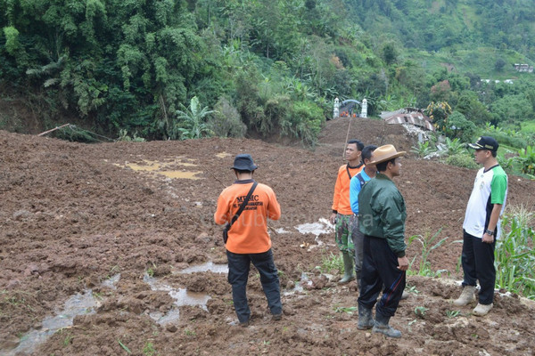 Longsor melanda Desa Beruk, Kecamatan Jatiyoso, Kabupaten Karanganyar, Jateng, 11 Februari 2016. (Foto: Pemkab Karanganyar)