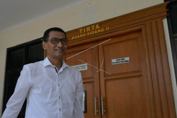 Bupati nonaktif Kudus, Muhammad Tamzil, bersiap menjalani sidang perdana kasus dugaan suap pengisian jabatan lingkup Pemkab Kudus di Pengadilan Tipikor Semarang, Jateng, Rabu (11/12). (Foto: Antara Foto/R. Rekotomo)