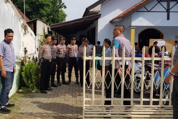 Personel kepolisian menjaga salah satu gereja jelang perayaan Natal di Kabupaten Pekalongan, Jateng, Minggu (22/12). (Foto: Polres Pekalongan)