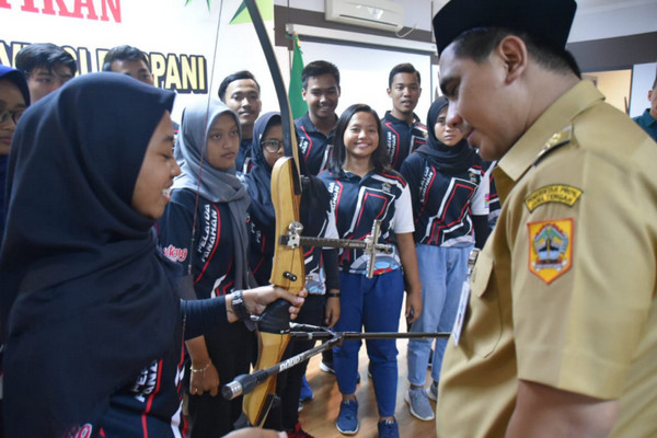 Wagub Jateng, Taj Yasin (kanan), berbincang dengan seorang atlet panah sela pengukuhan PP Perpani Jateng di Kota Semarang, Senin (23/12). (Foto: Pemprov Jateng)