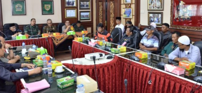  Bupati Sukoharjo Wardoyo Wijaya didampingi jajaran pimpinan Forkominda menemui perwakilan massa pendemo menuntut penutupan PT RUM di ruang bupati, Senin (23/12). (Polres Sukoharjo)