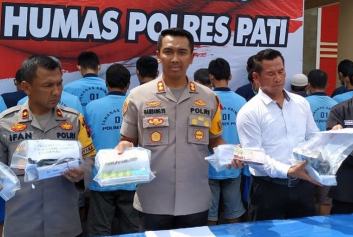 Kapolres Pati AKBP Bambang Yudhantara Salamun bersama jajarannya menunjukkan barang bukti kasus judi saat Pemilihan Kepala Desa (Pilkades)/ Sumber: ANTARA