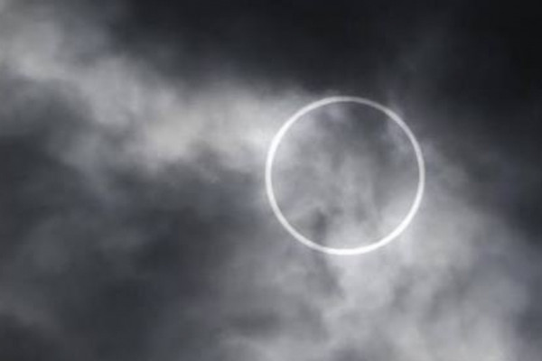 Fenomena gerhana Matahari cincin. (Foto: Reuters/Toru Hanai)