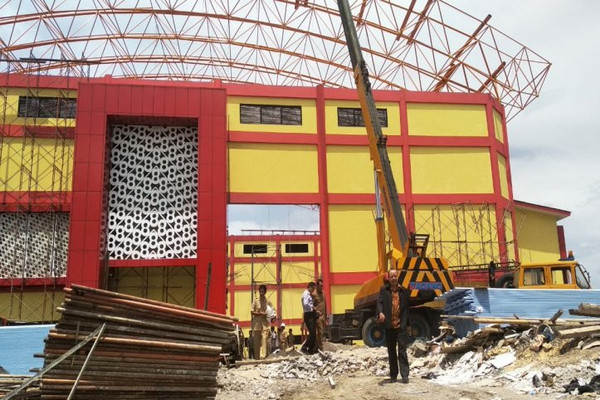 Kondisi pembangunan GOR di Kompleks Stadion Cangkring, Kabupaten Kulon Progo, DIY, Senin (23/12). (Foto: Antara/Sutarmi)