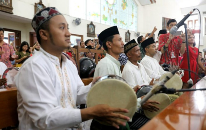 Para santri dari Pondok Pesantren Roudlotul Solihin menabuh rebana mengiringi misa Natal di Gereja Katolik Mater Dei, Kota Semarang, Jawa Tengah/Sumber:ANTARA