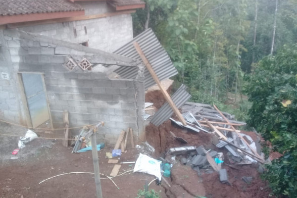 Rumah warga rusak akibat longsor di Desa Ngledok, Ngargoyoso, Kabupaten Karanganyar, Jateng, Senin (23/12). (Foto: Twitter/@kominfo_jtg)