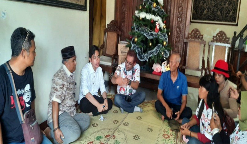 Bakal Calon Wali Kota Surakarta Gibran Rakabuming Raka (duduk tiga dari kiri) saat berdialog dengan warga Karangasem di salah satu rumah warga Karangasem Laweyan Solo, Kamis (26-12-2019). ANTARA/Bambang Dwi Marwoto