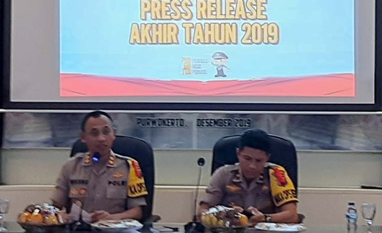 Kapolresta Banyumas AKBP Whisnu Caraka (kiri) didampingi Wakapolresta Banyumas Kompol Davis Busin Siswara saat konferensi akhir tahun  Kamis (26-12). ANTARA/Sumarwoto