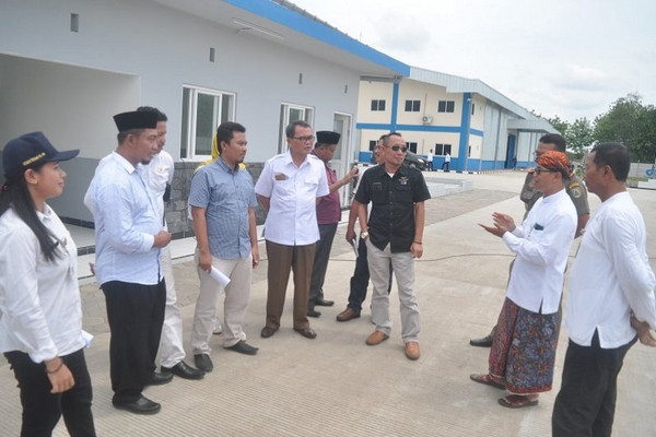  Perwakilan Komisi C DPRD Kudus, Jateng, kala melakuksan sidak ke pabrik komponen sepatu di Desa Gondoharum, Kecamatan Jekulo, milik PT Dewi Citra Sejati, karena belum memiliki IMB. (Foto: DPRD Kudus)