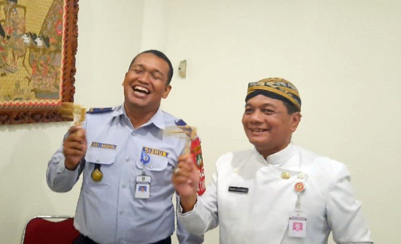 Kepala Dinas Pariwisata Surakarta, Hasta Gunawan (kanan) bersama Kepala Bidang Lalu Lintas Dinas Perhubungan Kota Surakarta Ari Wibowo/Sumber: ANTARA