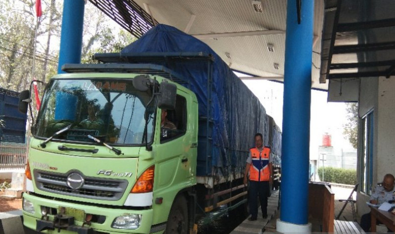 Truk bermuatan barang yang melintas dari arah timur (SemaranG) jalur pantai utara sedang dilakukan uji pengawasan muatan di Jembatan Timbang Subah, Kabupaten Batang. Sumber: ANTARA