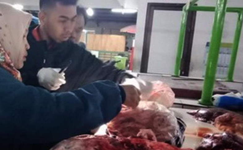 Petugas melakukan pemeriksaan daging yang dijual di salah satu pasar tradisional di Kota Magelang dalam operasi gabungan belum lama ini. ANTARA