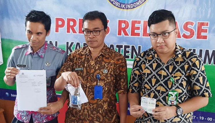 BNNK Banyumas dr. Wily Gustafianto menunjukkan barang bukti minuman oplosan "kunyit" beserta surat hasil pemeriksaan minuman maupun tes urine di Aula BNNK Banyumas./Sumber:ANTARA