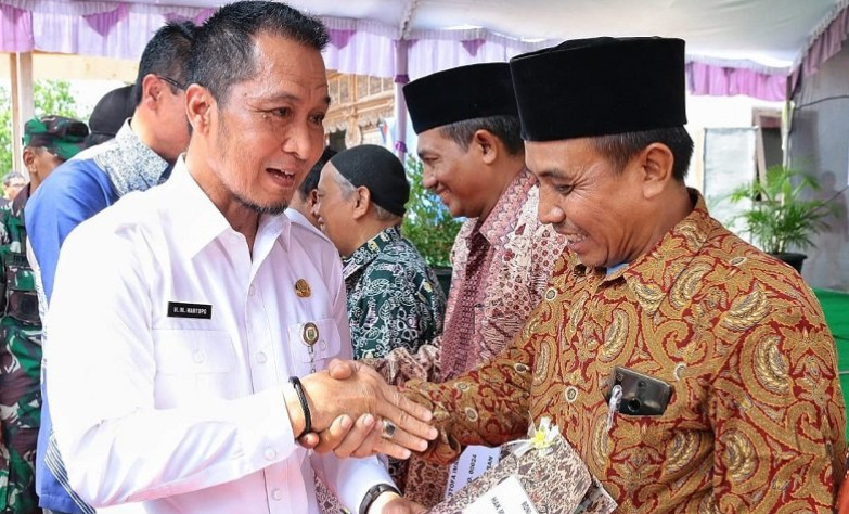 Plt Bupati Kudus M. Hartopo menyerahkan sertifikat tanah yang diurus melalui program pendaftaran tanah sistematis lengkap (PTSL) kepada warga /Sumber: ANTARA