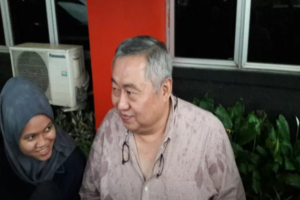 Kerabat sekaligus juru bicara keluarga musisi Ahmad Dhani, Lieus Sungkharisma, saat memberikan komentar kepada wartawan di Rumah Tahanan Cipinang, Jakarta Timur, Jumat (27/12/2019). (Foto&keterangan: Antara).