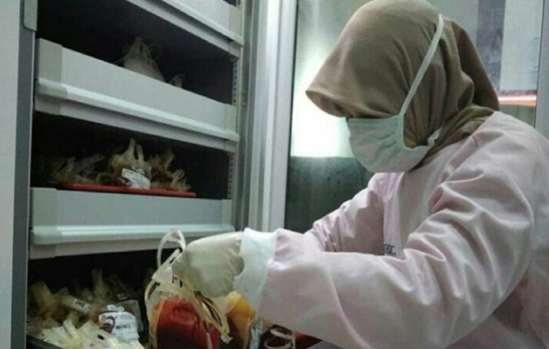 Petugas teknis UDD PMI Banjarnegara sedang mengecek kondisi darah di Laboratorium PMI Banjarnegara (PMI Banjarnegara)