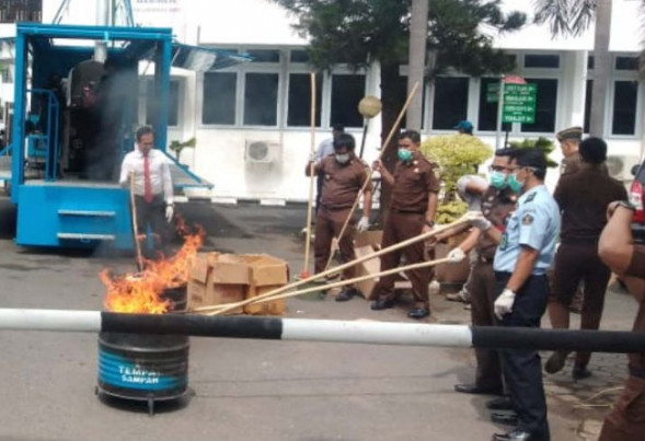 Kejaksaan Negeri Kota Semarang memusnahkan berbagai jenis barang bukti perkara pidana yang sudah berkekuatan hukum tetap, Senin (30/12).Sumber : ANTARA/HO-Kejari Kota Semarang