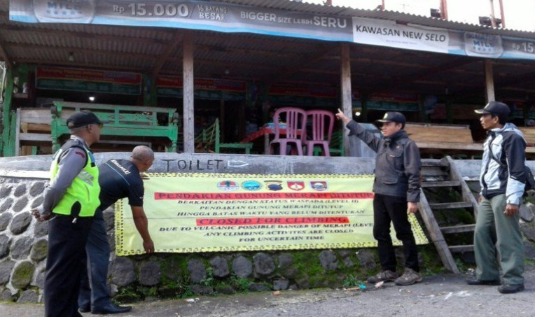 Anggota Polsek, Koramil, dan petugas BTNGM saat memasang spanduk laranga pendakian di puncak Gunung Merapi, di jalur pendakian Desa Lencoh Kecamatan Selo| Sumber: ANTARA/Bambang Dwi Marwoto