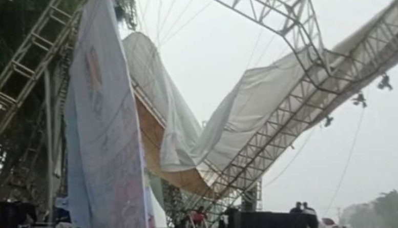 Atap panggung untuk merayakan pergantian malam Tahun Baru 2020 di Alun-Alun Magelang, ambruk setelah terjadi hujan deras. ANTARA/Heru Suyitno