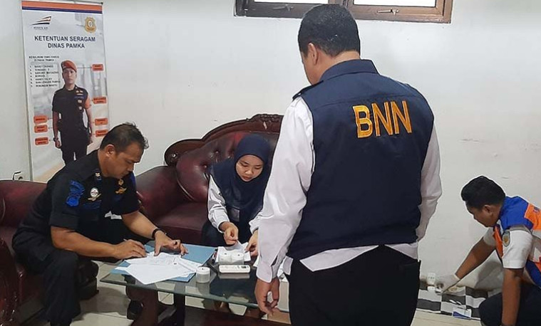petugas polisi khusus kereta api saat mengisi biodata sebelum menjalani pemeriksaan urine di Ruang UPT Kru Sekuriti, kompleks Stasiun Purwokerto, Kabupaten Banyumas| Sumber: ANTARA/Sumarwoto