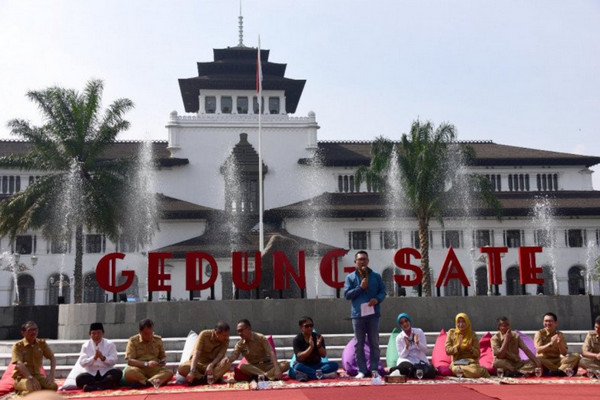 Gubernur Jawa Barat, Ridwan Kamil, meresmikan Taman Gedung Sate, Taman Saparua, dan Taman Pakuan dalam seremoni di Taman Depan Gedung Sate Kota Bandung, Selasa (31/12/2019).  (Foto&keterangan: Antara).