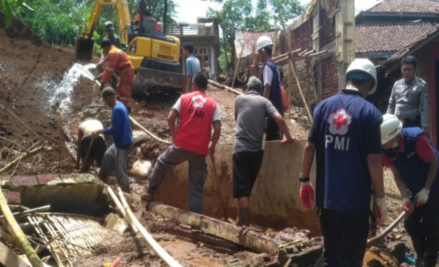 PMI Banjarnegara bantu bersihkan longsor yang menutup badan jalan di Gunung Alang, Pagedongan ( Sumber: ANTARA)