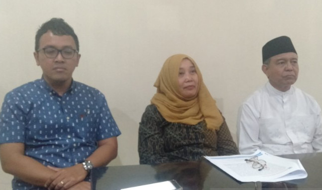 Sekretaris Pesakom BPR/BPRS Soloraya Sih Yuanti (tengah) dan para pengurus lain Pesakom saat memberikan keterangan kepada wartawan (Foto: ANTARA)