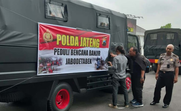 Polda Jateng kirimkan tiga truk logistik berisi bantuan untuk korban banjir Jakarta, Jumat. (Foto: ANTARA/HO/ dok: Humas Polda Jateng)