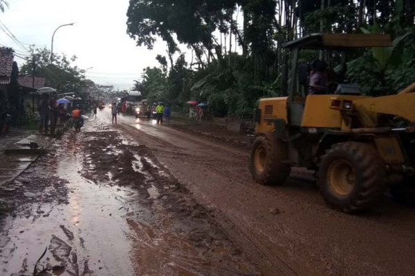 BPBD Kabupaten Cilacap mengerahkan alat berat untuk mengeruk material longsoran, yang menutup ruas jalan nasional di Dusun Nusadadi, Desa Rejodadi, Kecamatan Cimanggu, Minggu (5/1/2020). Material longsoran juga menutup ruas jalan nasional di Dusun Ciguling Harjo, Desa Padangjaya, Kecamatan Majenang, Cilacap. (Foto&keterangan: Antara).