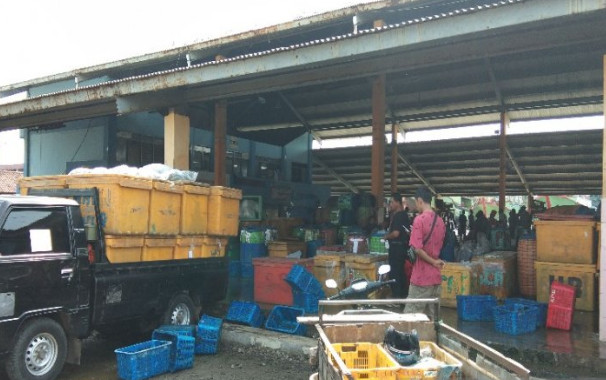 Truk pengangkut ikan nelayan dari luar daerah ikut membongkar hasil tangkapannya untuk dilelang di TPI Kota Pekalongan. (ANTARA)