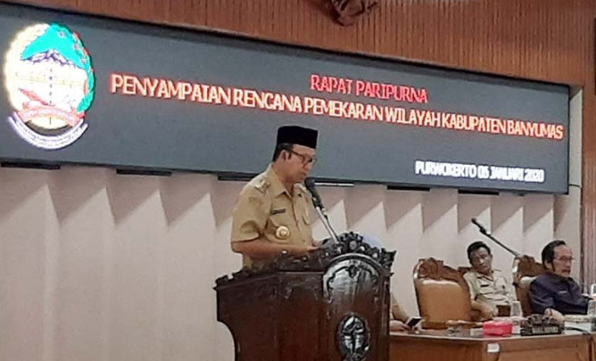 Bupati Banyumas Achmad Husein saat memberi sambutan dalam Rapat Paripurna Penyampaian Rencana Pemekaran Wilayah Kabupaten Banyumas. (ANTARA)