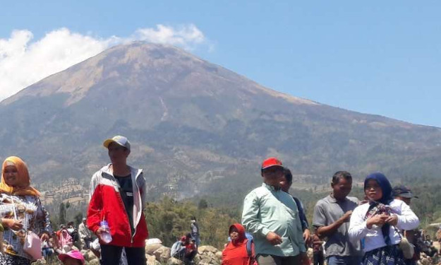 Gunung Sindoro dilihat dari kompleks Situs Liyangan di Desa Purbosari, Kecamatan Ngadirejo, Kabupaten Temanggung. (Foto: ANTARA)