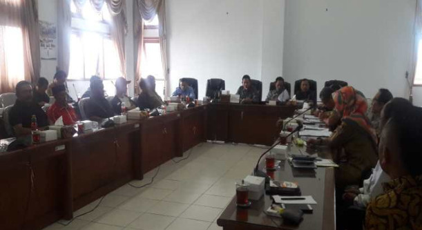 Perwakilan petani dari Desa Pagersari, Kecamatan Tlogomulyo, Kabupaten Temanggung beraudiensi dengan Komisi C DPRD Kabupaten Temanggung (Foto: ANTARA/Heru Suyitno)